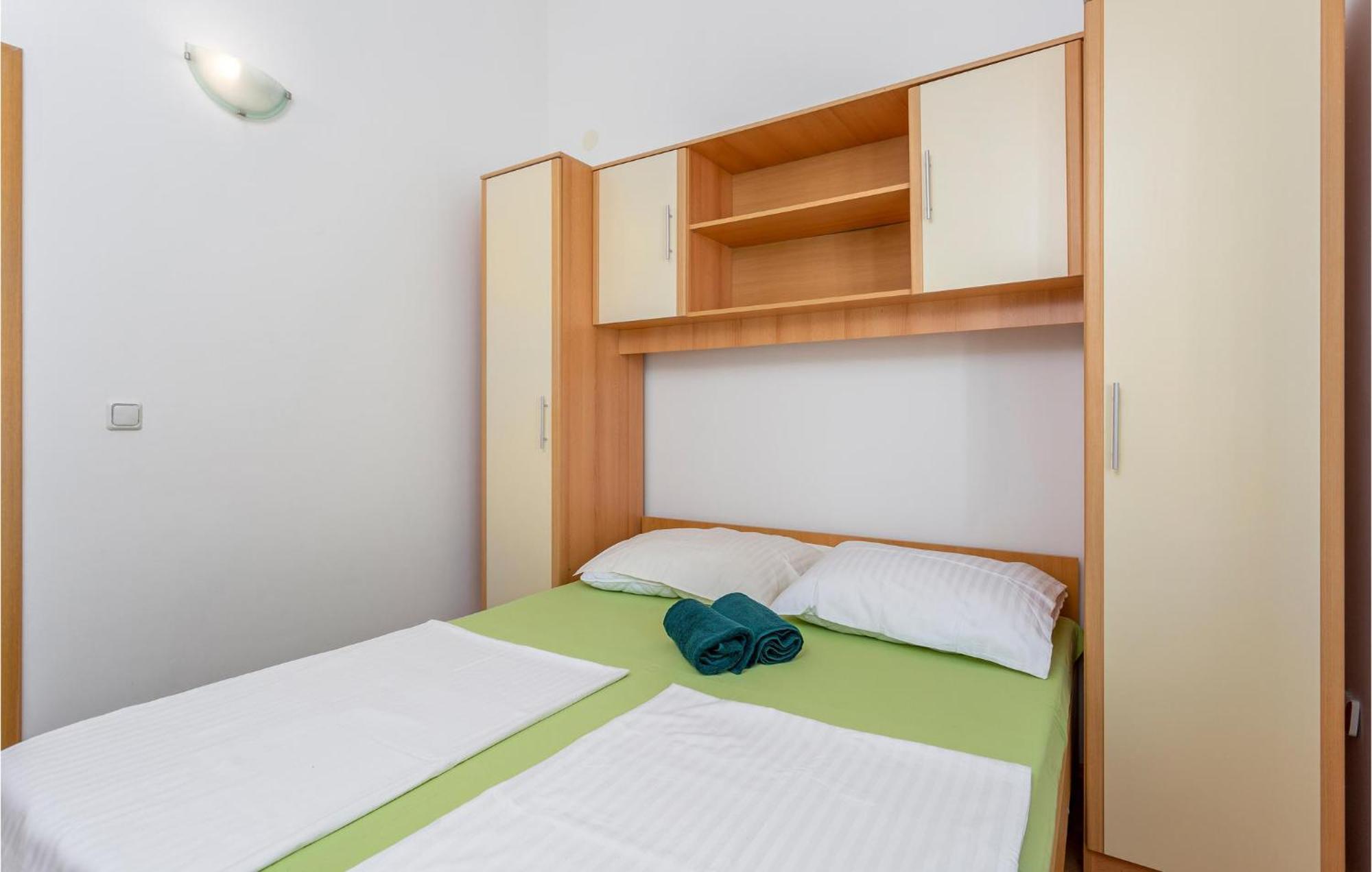 Beautiful Apartment In Krk With Kitchen Крк Екстер'єр фото
